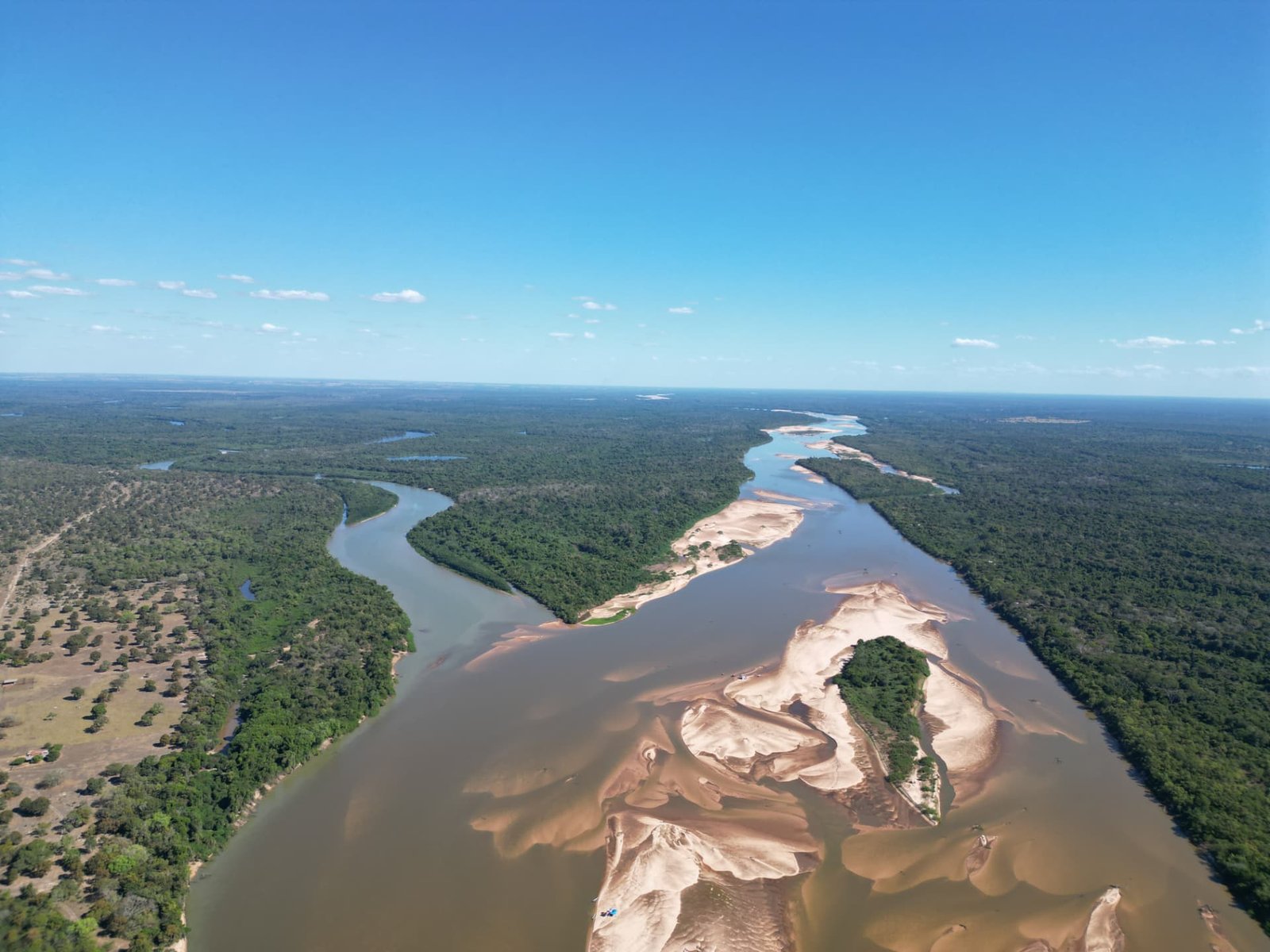 Vista aérea da barra onde o Rio Crixás-Açu encontra o Rio Araguaia