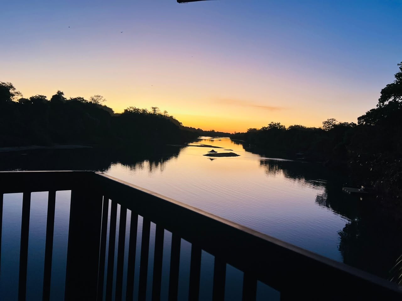 Pôr do sol sobre o Rio Crixás-Açu visto da pousada