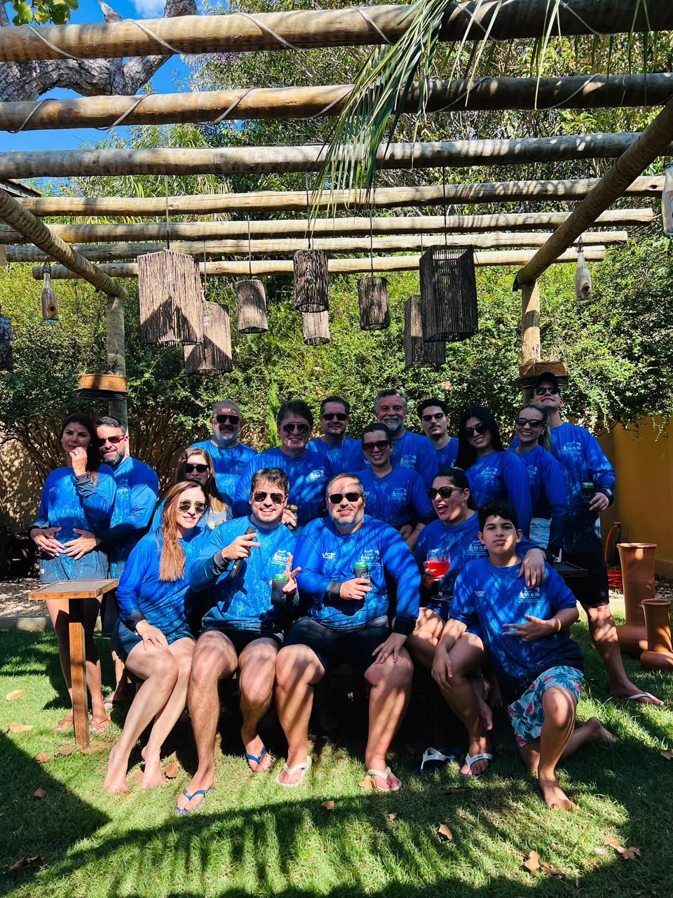 Grupo de hóspedes reunido no jardim da pousada