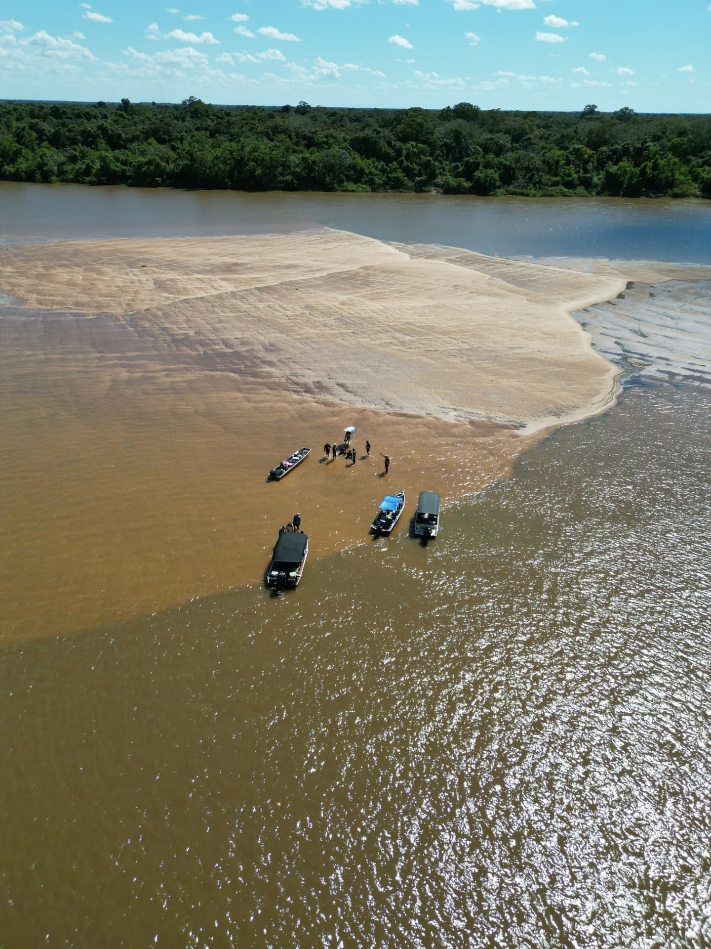 Banco de areia do rio com barcos de pesca ancorados